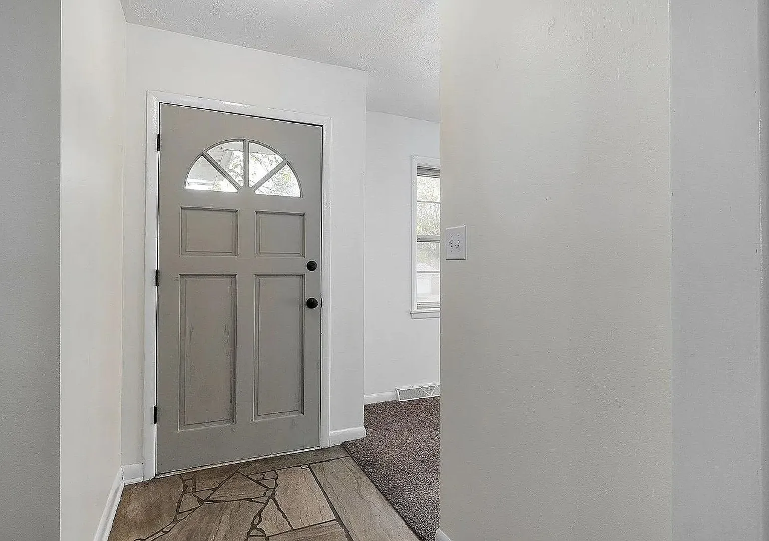 3 bed, 1.5 bath, 2 car garage, allows pets — Photo 3