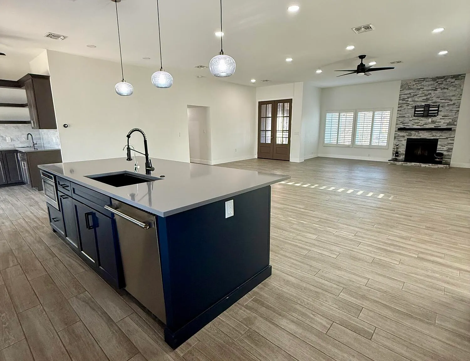 4 bed, 3.0 bath, 2456 sqft, $5,700 — Photo 2