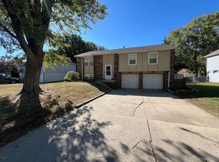 1512 N Blue Mills Rd, Independence, MO 64056