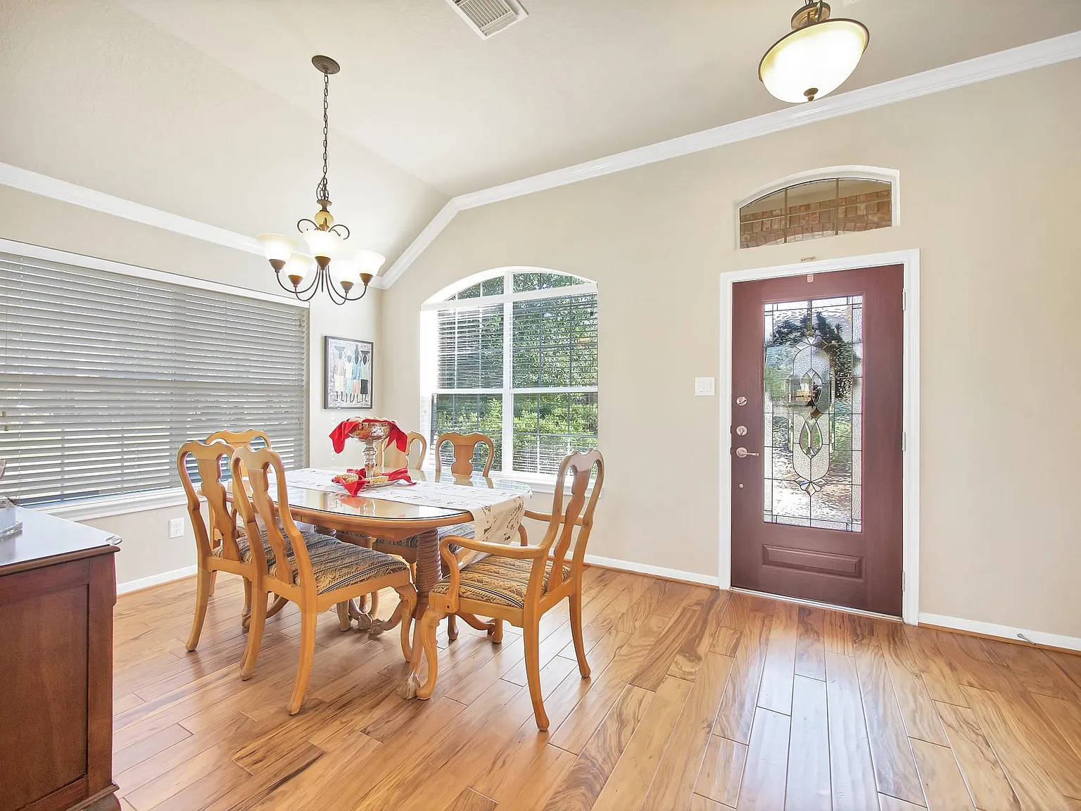3 bed, 2.0 bath, 1590 sqft, $2,300 — Photo 3