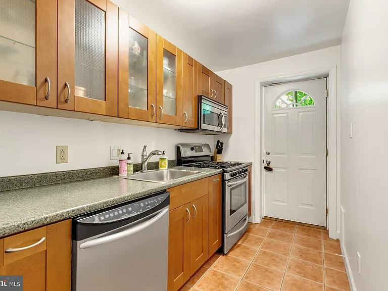 2208 Christian St #1 — Photo 2