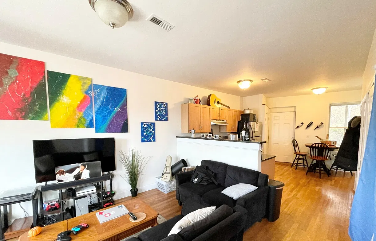 3 bed, 1.5 bath, 9999 sqft, $3,000 — Photo 3