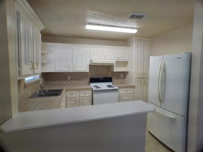 1301 Glenmore Dr — Photo 4