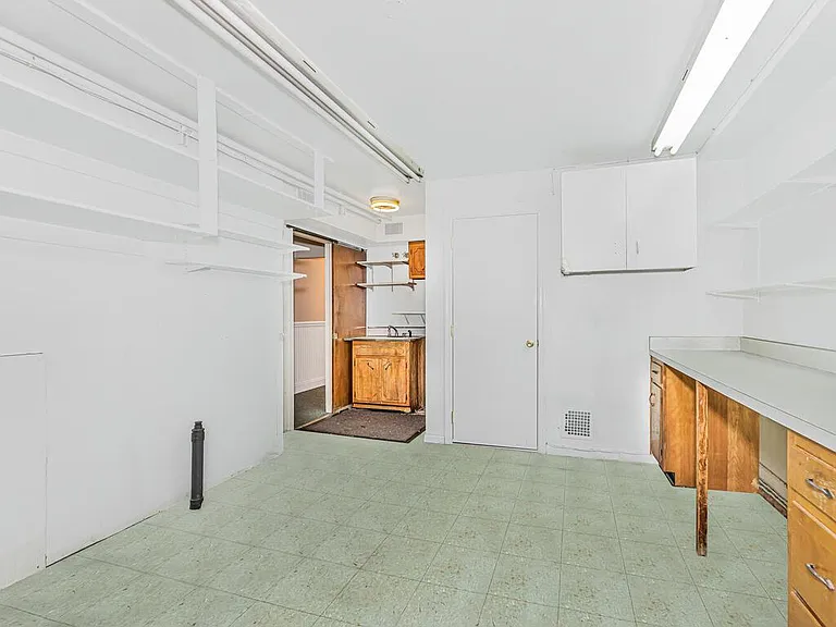 3060 Roberts Ave — Photo 6