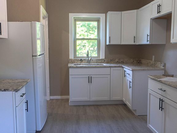 3rd image of 119 E 19th St