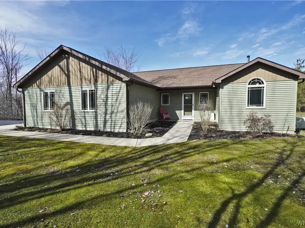 1432 Pontiac Rd, Angola, NY 14006