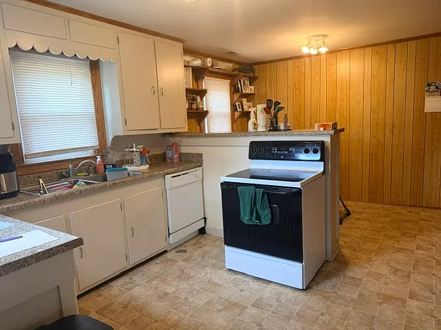 country style kitchen. Refrigerator, stove, dishwasher INCLUDED. Lots of storage too