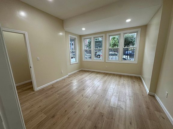 3rd image of 1534 Vyse Ave Floor 1