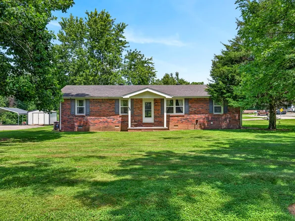 627 Baker Dr, Lafayette, TN 37083