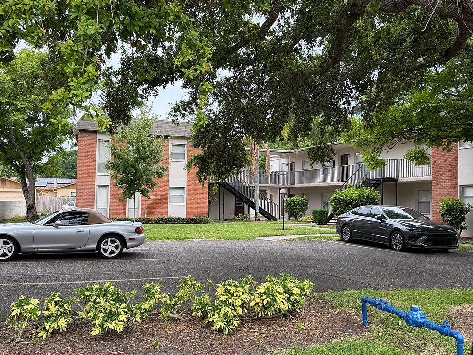 159 NE Monroe Cir N #10