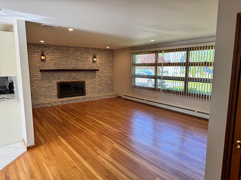 536 N Elm St — Photo 7