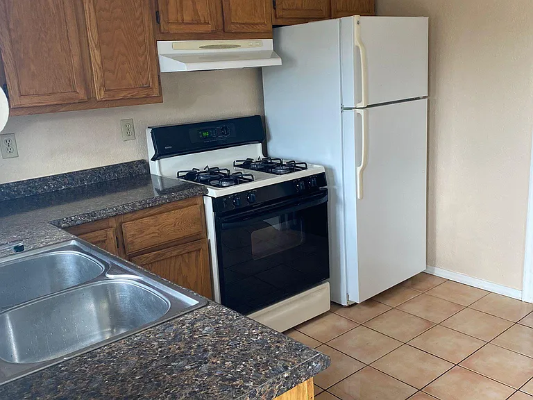 5824 Tehama Ave — Photo 8