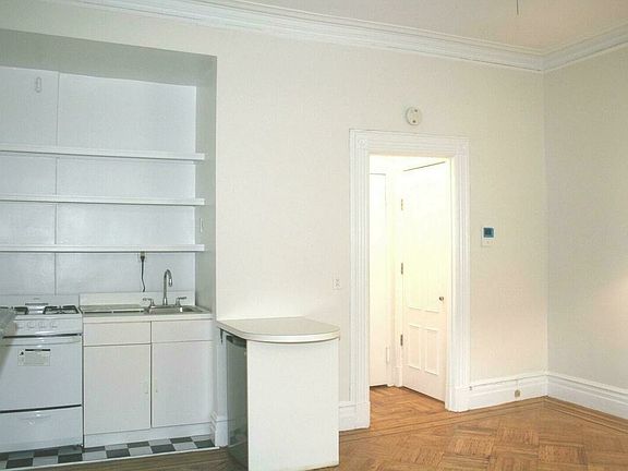 5th image of 847 Lexington Ave APT 4F