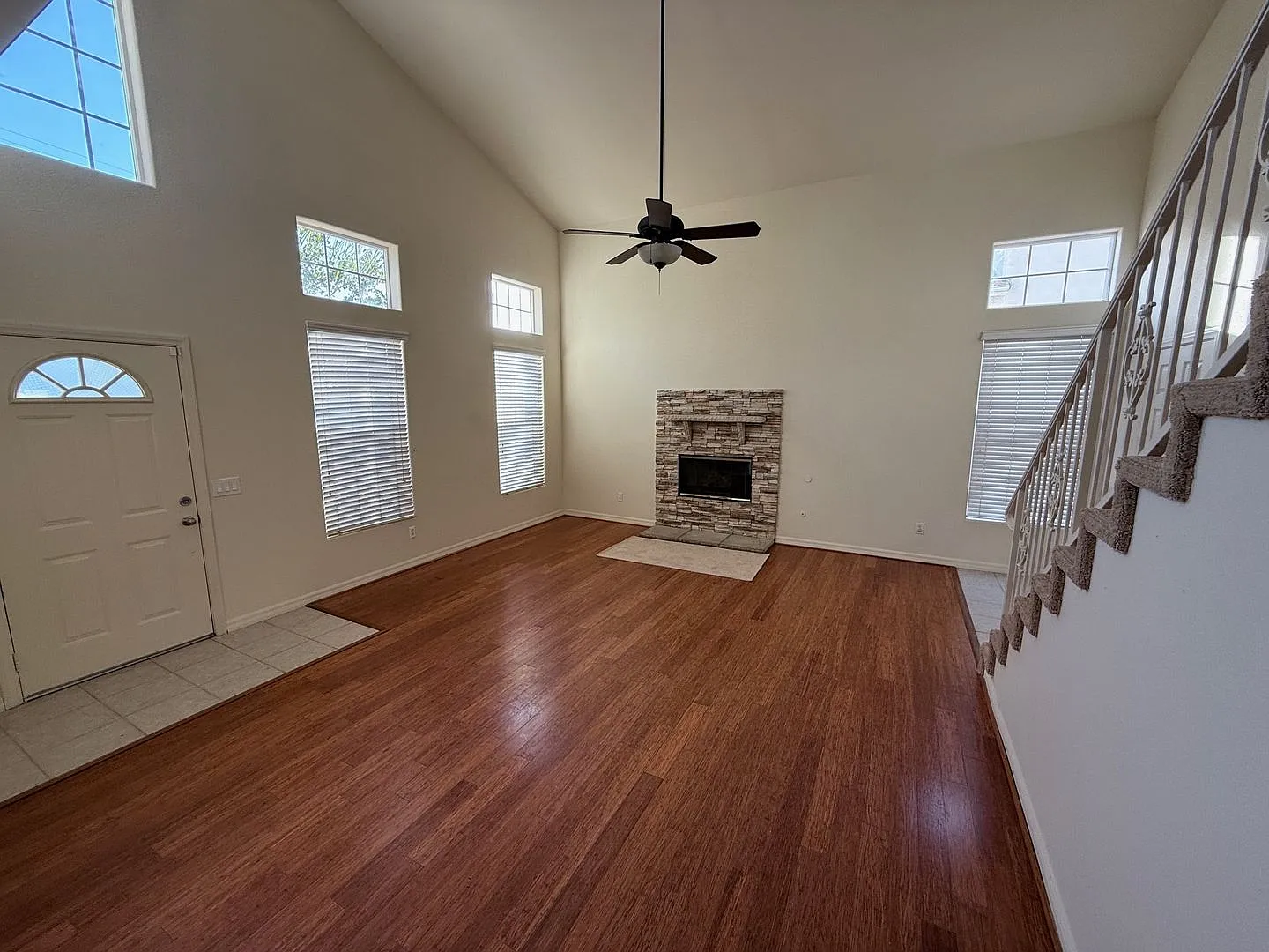 Large 4 Bedroom 3 Bath House w/ 2 car garage — Photo 4