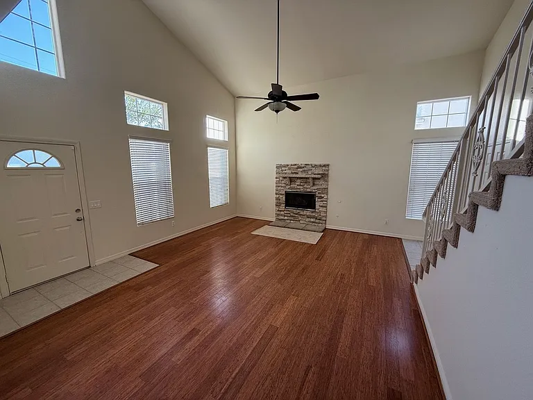 1446 Holly Ave — Photo 4