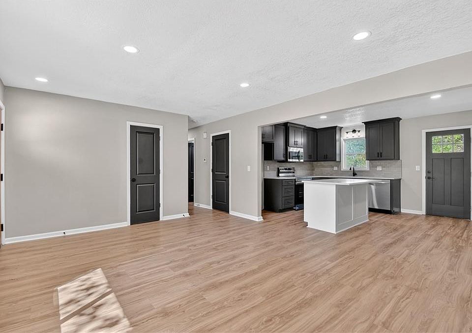 2nd image of 1401 SE Royal St