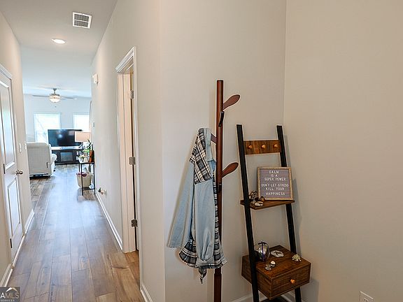 4th image of 84 Regent Park