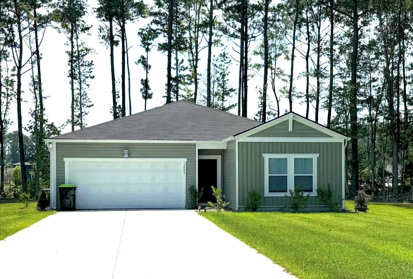 4 bed, 1886 sqft, $2,400 — Photo 1