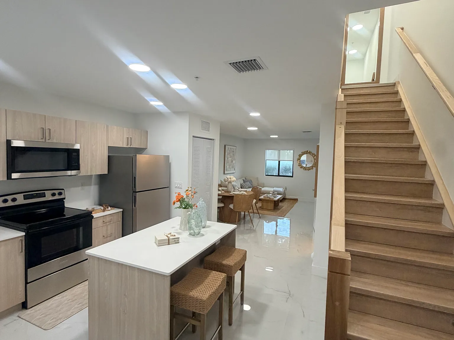 2 bed, 2.5 bath, 1034 sqft, $3,050 — Photo 3