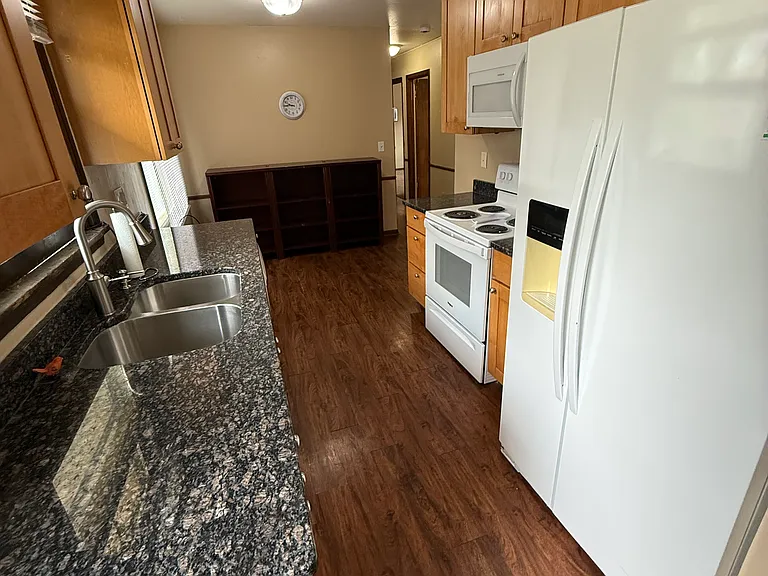 521 12th St NE — Photo 8