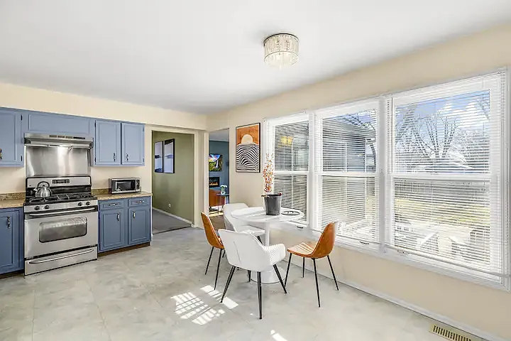 Eat in Kitchen 12'x20'