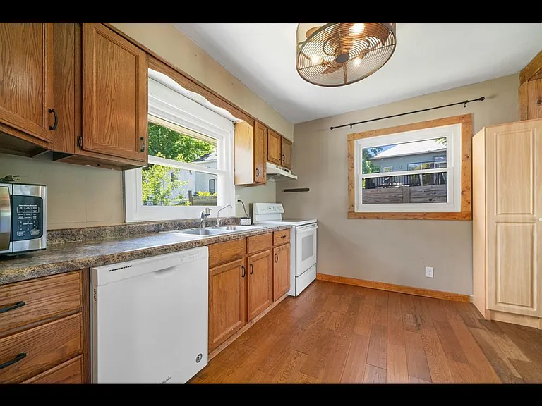 522 Division St — Photo 11