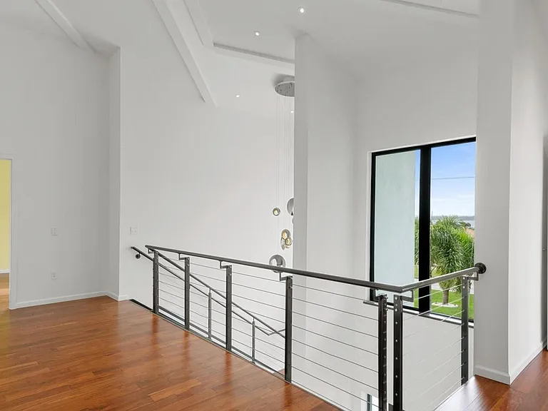3001 John Anderson Dr — Photo 17