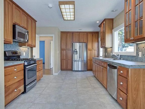 4th image of 344 Kelly Ave