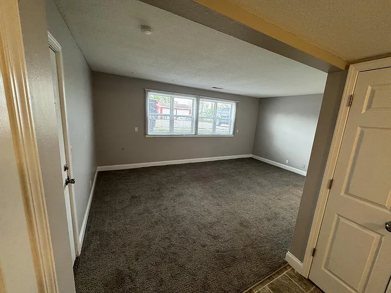 1102 SE Belmont Dr — Photo 2