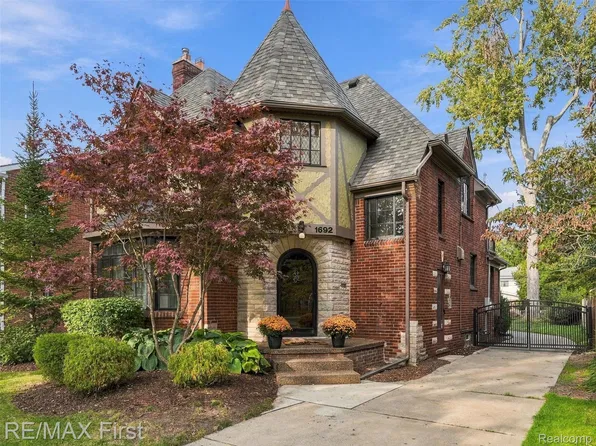 1692 Severn Rd, Grosse Pointe Woods, MI 48236