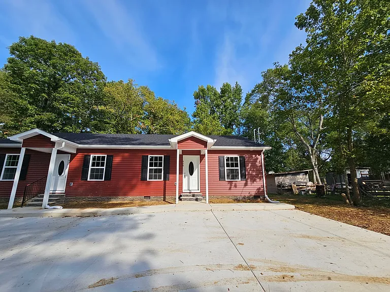 428 W Waggoner St — Photo 1