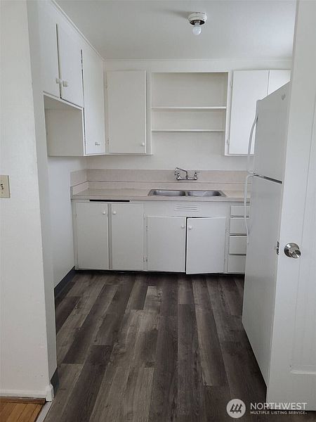 2nd image of 412 W Reisner
