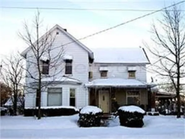 204 S Wayne St, Manchester, IA 52057