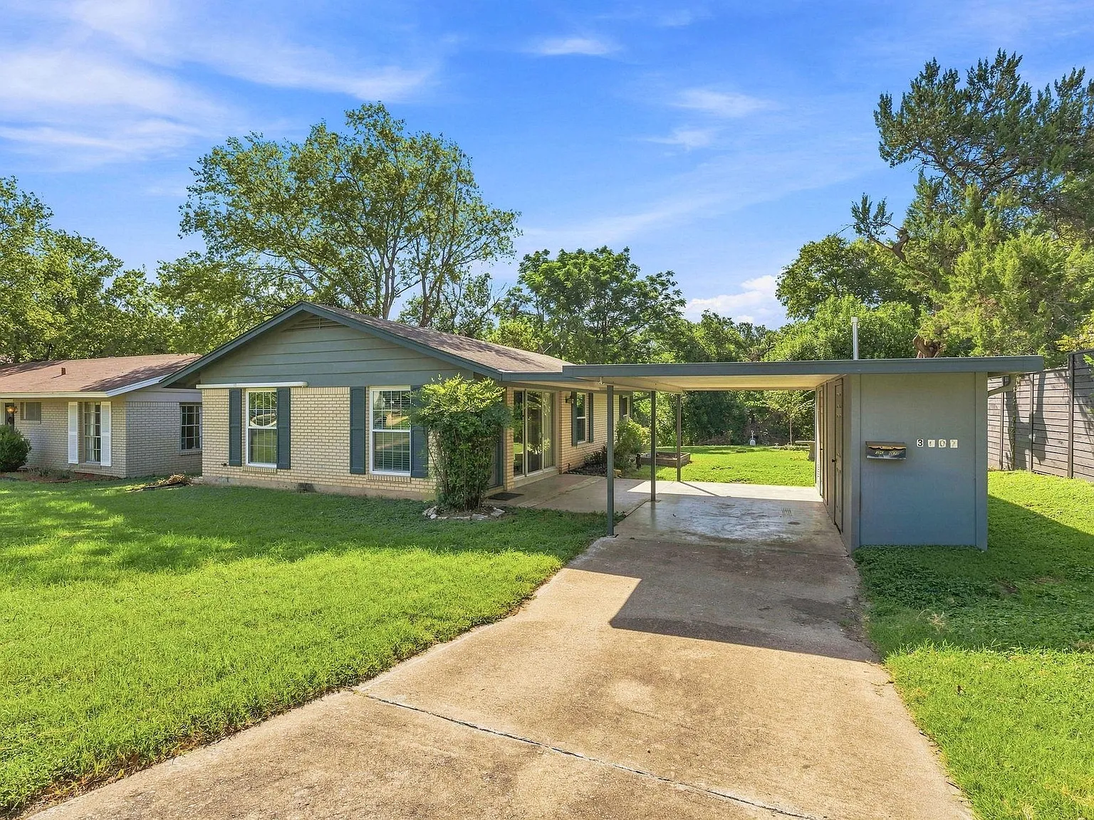 3 bed, 1.0 bath, 975 sqft, $2,150 — Photo 2