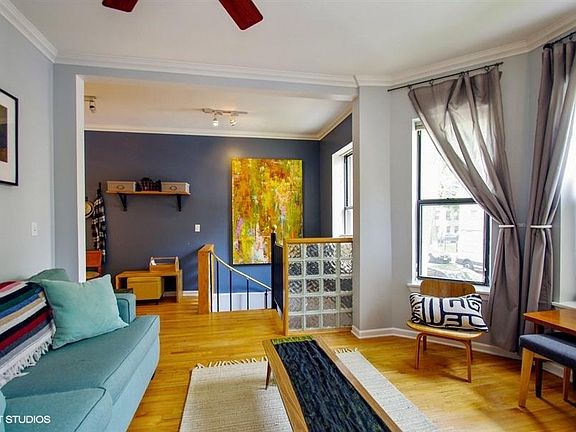 2nd image of 1025 W Balmoral Ave #1