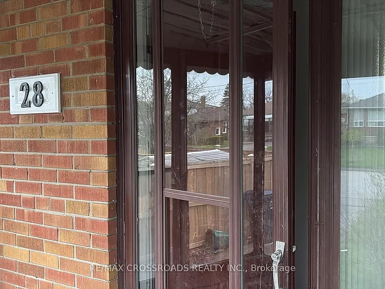28 Brenda Cres #MAIN FLOOR — Photo 2