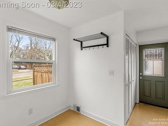 4th image of 2388 Pinecrest Ave