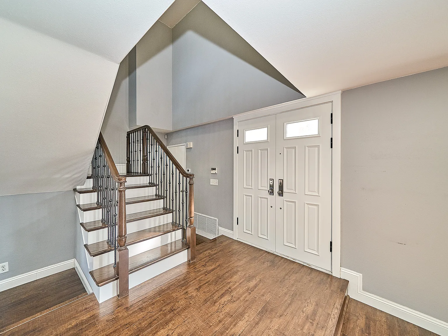 5 bed, 2400 sqft, $6,400 — Photo 3