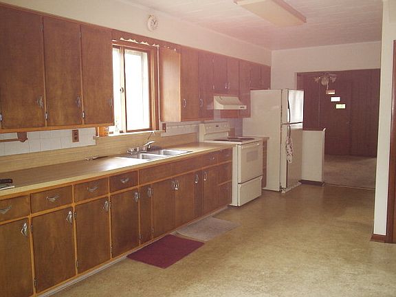 5th image of 834 Superior St