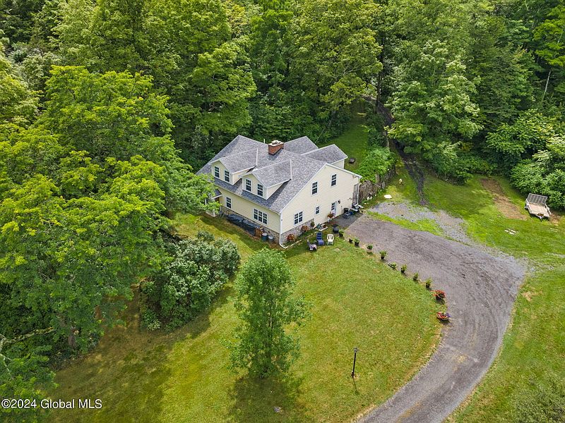 4th image of 779 Blodgett Hill Road