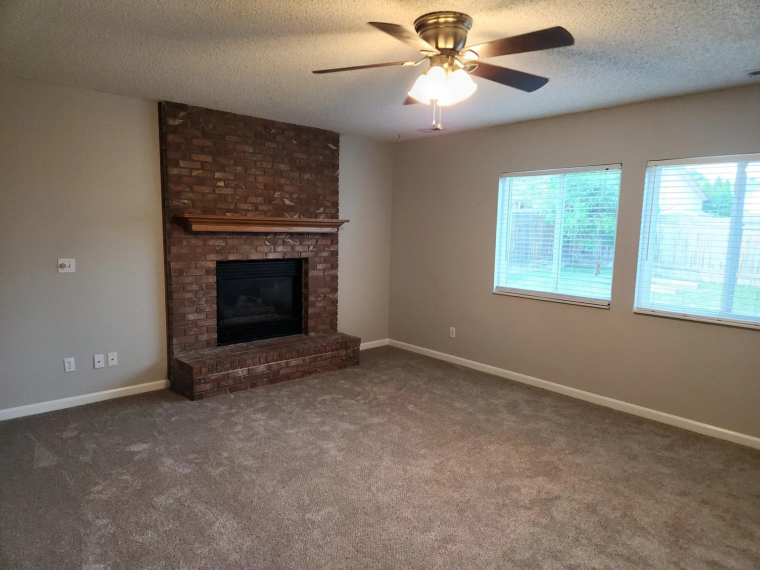 4 bed, 1800 sqft, $2,395 — Photo 2