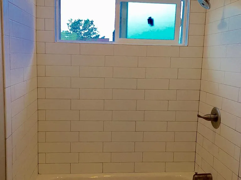 2nd upstairs bathroom with tub/shower