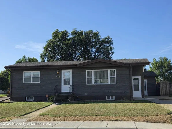 442 1st St SE, Dickinson, ND 58601