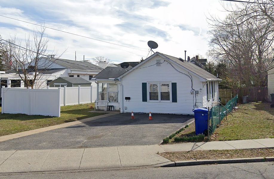 1st image of 221 Dayton Ave