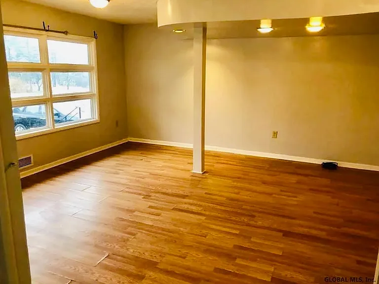 913 Nott St — Photo 4