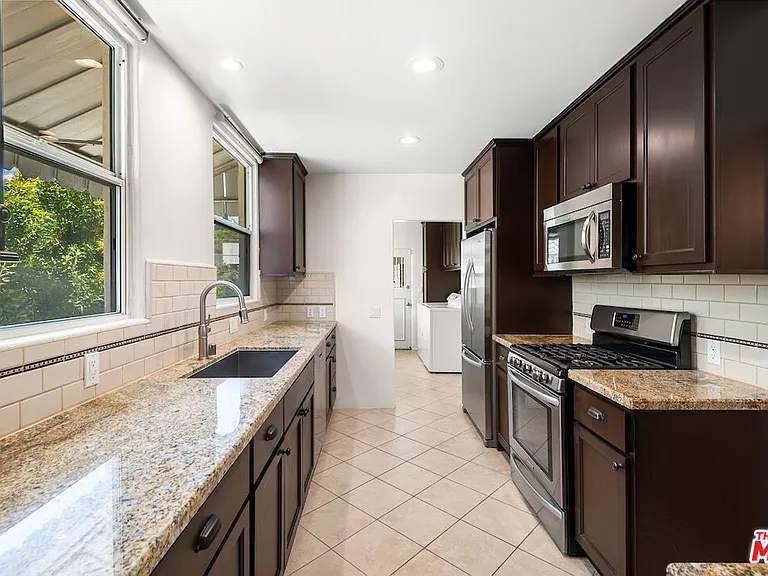 119 N Orange Dr — Photo 12
