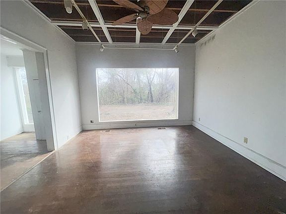 4th image of 1036 Washington St