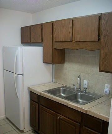 5th image of 1301 Greenlawn Pkwy APT D