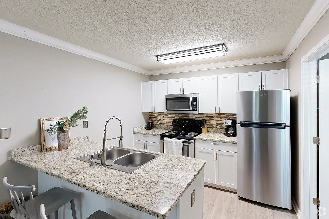 180 W Dublin Dr — Photo 2
