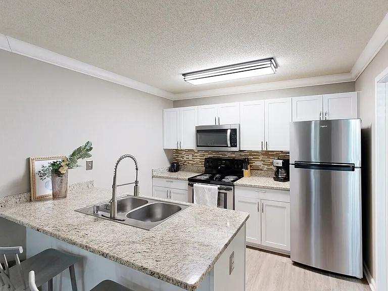 180 W Dublin Dr — Photo 2